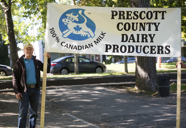 Des producteurs ontariens se sont déplacés pour épauler leurs confrères québécois. Crédit photo : Martin Ménard