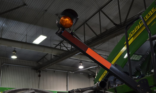 On doit vérifier l’ensemble des lumières de signalisation du tracteur et s’assurer qu’elles soient bien placées et visibles. Crédit photo : Nicolas Witty-Deschamps