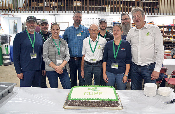 Pour souligner ses 35 ans, le CQPF s’est offert un gâteau que se sont partagé les participants à la Journée du foin et les membres du comité organisateur de l’événement. Photo : Bernard Lepage