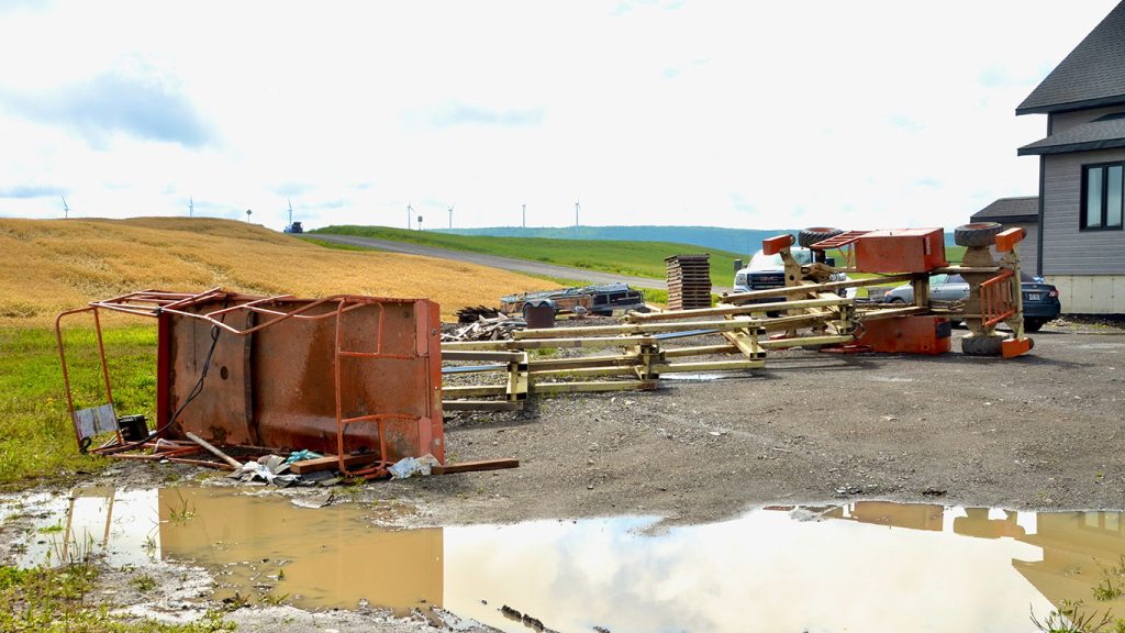 Quatre personnes, dont un jeune couple d’agriculteurs, ont perdu la vie après que cette plateforme élévatrice eut basculé. Une enquête est en cours pour éclaircir la cause de l’accident. Photo : Johanne Fournier