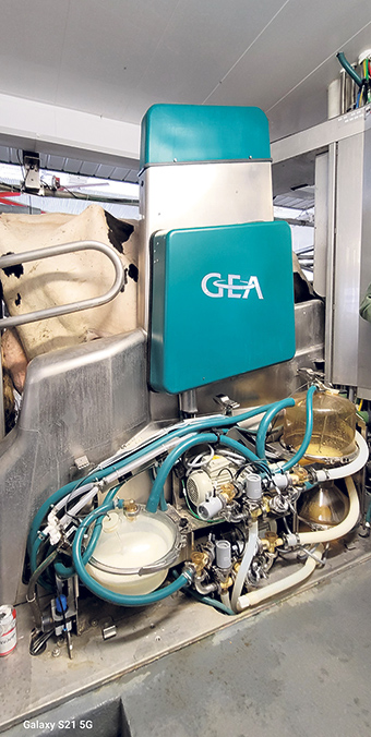 Le DairyRobot R9500 permet un contrôle quasi complet des opérations de traite; un panneau avec écran tactile indique l’état de traite en cours, et le producteur peut intervenir en tout temps.