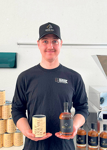 Guillaume Pépin a calculé que 70 $ pour huit conserves de son meilleur sirop de la saison, certifié bio et carboneutre, se révèle un prix équitable. Photo : Gracieuseté de Brix Co