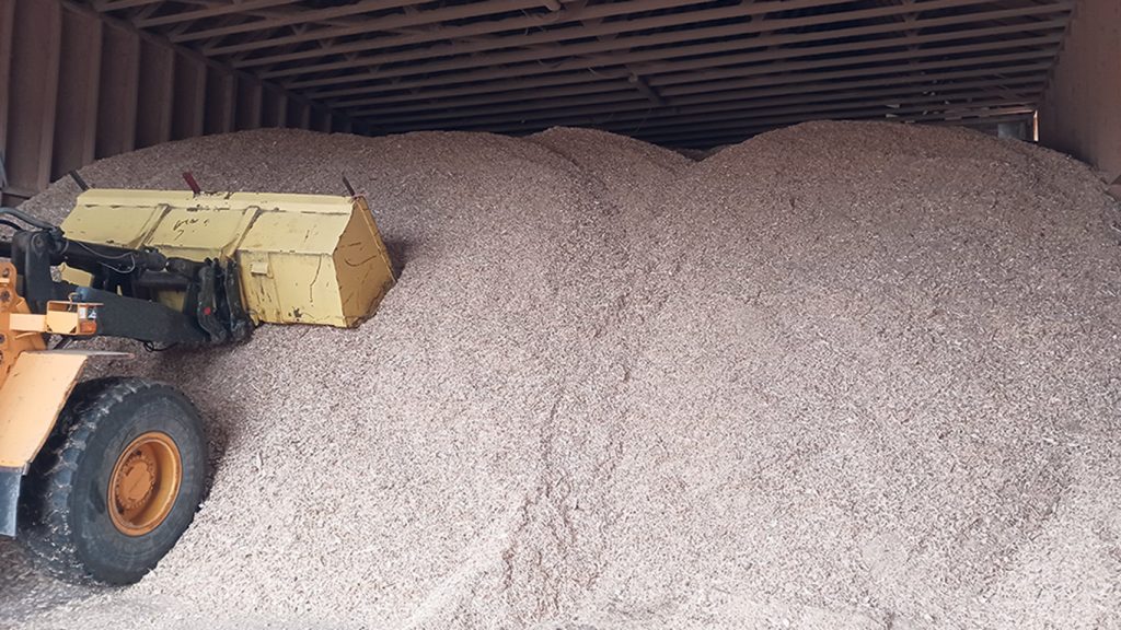 Pour s’assurer d’un fonctionnement optimal du système automatisé, la taille et le degré d’humidité des copeaux doivent être ajustés selon le type de machinerie, ce qui faisait souvent défaut il y a une dizaine d’années. Photo : Gracieuseté d’Énergies Nouvelles Johannoises