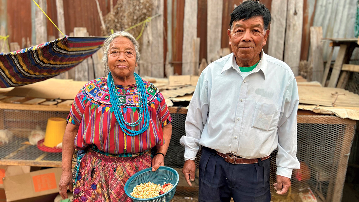 Pendant des années, les parents de Josefina, Maria Brigida Coy et Eulalio Mucia, ont pris le relais de l’éducation des enfants de leur fille lors de ses périodes d’exil. Aujourd’hui, chaque fois qu’elle s’envole pour le Québec, la travailleuse étrangère temporaire redoute de ne pas les retrouver à son retour. Photos : Émélie Bernier