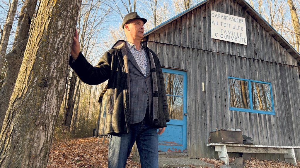 Pour Éric Couvrette, les terres ancestrales de la famille, qu’il est parvenu à reprendre après l’expropriation de ses parents pour la construction de l’aéroport de Mirabel, ont une valeur sentimentale. Son père, Clément, l’a entre autres aidé à y bâtir une cabane à sucre. Photos : Caroline Morneau/TCN