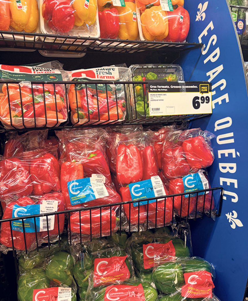 Dans un magasin IGA de Longueuil, une section complète était identifiée « Espace Québec », le 26 mai, mais remplie entre autres de poivrons du Mexique et des États-Unis.