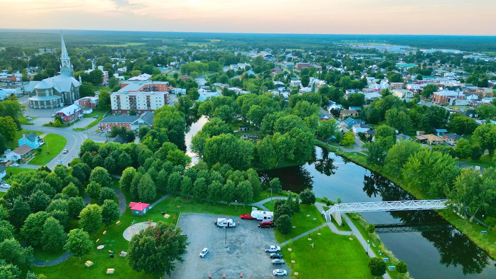 La Ville de Plessisville, dans le Centre-du-Québec, a appuyé la demande d’autorisation du projet de serre effectué auprès de la CPTAQ. Photo : Shutterstock