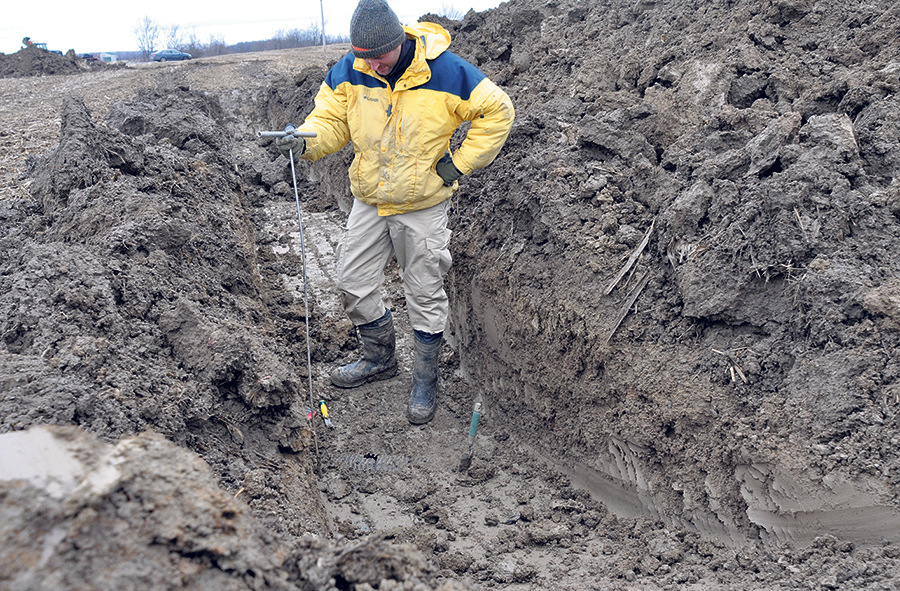 La compaction du sol figure parmi les problématiques à surveiller. Creuser le sol, idéalement tôt au printemps, permet de déceler ce type de problème. Photo : Gracieuseté de Logiag