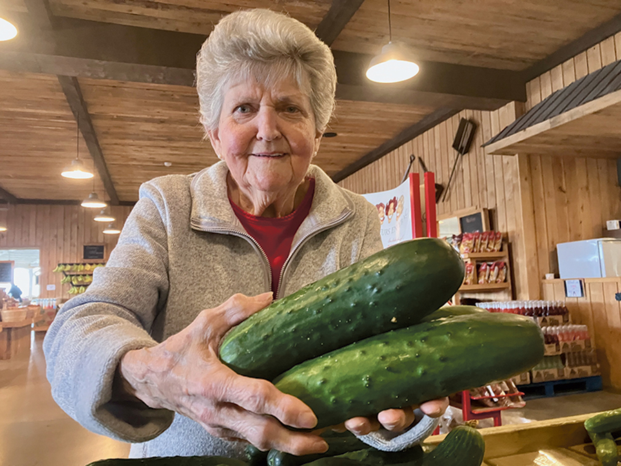 Plus d’un demi-siècle après avoir ouvert son kiosque à légumes, Colette Hervieux se fait toujours un plaisir de venir tous les jours au marché familial pour rencontrer sa fidèle clientèle.