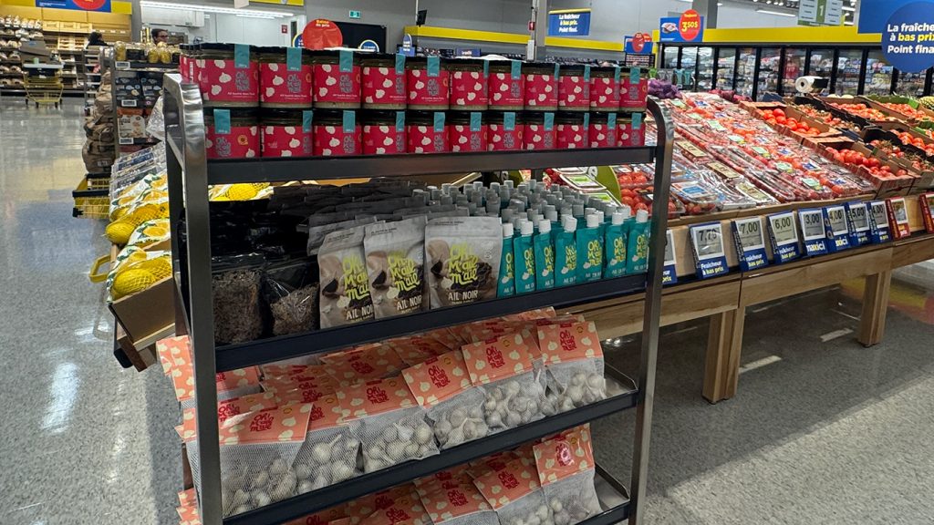 L’ail de la Pépinière Boucher, commercialisé sous la marque de commerce Oh M’ail M’ail, se retrouve à l’année dans les supermarchés Maxi de tout le Québec. Photo : Gracieuseté de la Pépinière Boucher