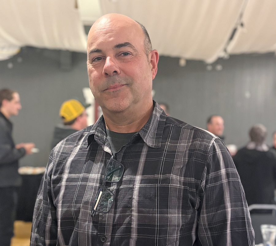 Un producteur porcin et de grandes cultures, Pierre Thiffault, a accepté l’offre d’ajouter une éolienne sur sa terre, car la structure ne sera pas érigée à un endroit cultivable. En plus des 30 000 $ par année qu’il obtiendra en vertu de l’entente, il est d’avis qu’un tel projet aura des retombées économiques bénéfiques pour sa région. Photo : Caroline Morneau/TCN