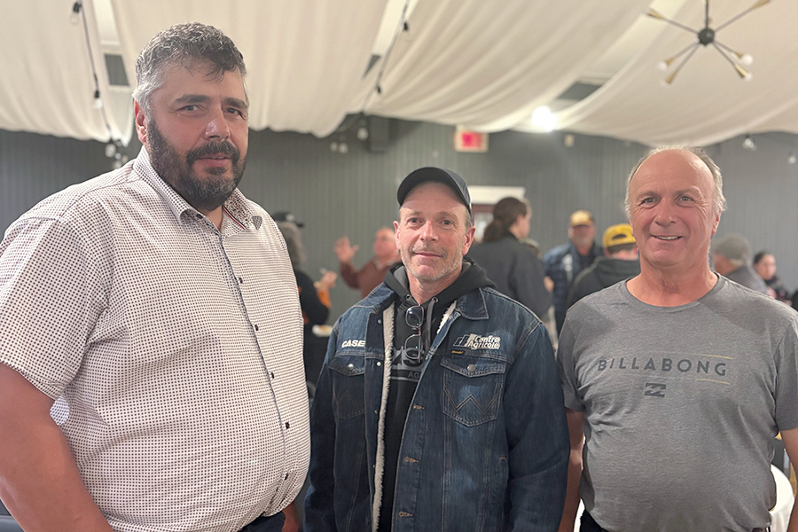 Guy Boivin, Alain Rodrigue et France Armand, rencontrés au Congrès de l’UPA de la Mauricie, le 20 octobre, font partie des producteurs qui s’opposent à l’implantation d’éoliennes sur des terres agricoles.