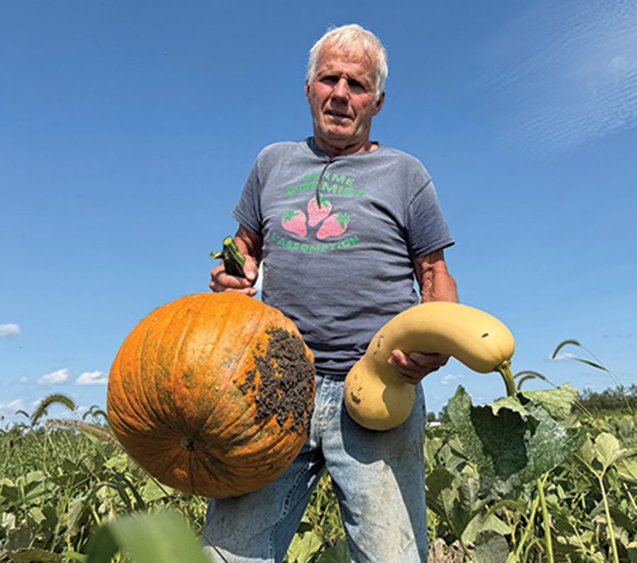 La chasse à la citrouille a pris une ampleur inattendue pour André Cormier. Pour ajouter une couche de suspense, il mélange dans un même champ les semences d’une grande variété de courges, de potirons et de citrouilles, au grand plaisir des familles.