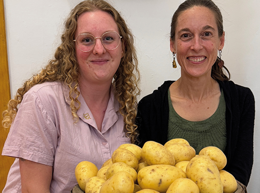 Claudia Larin et Maryse Hénault-Tessier ont fait la recherche et la rédaction, avec Lucile Maxence Berthelot (absente).