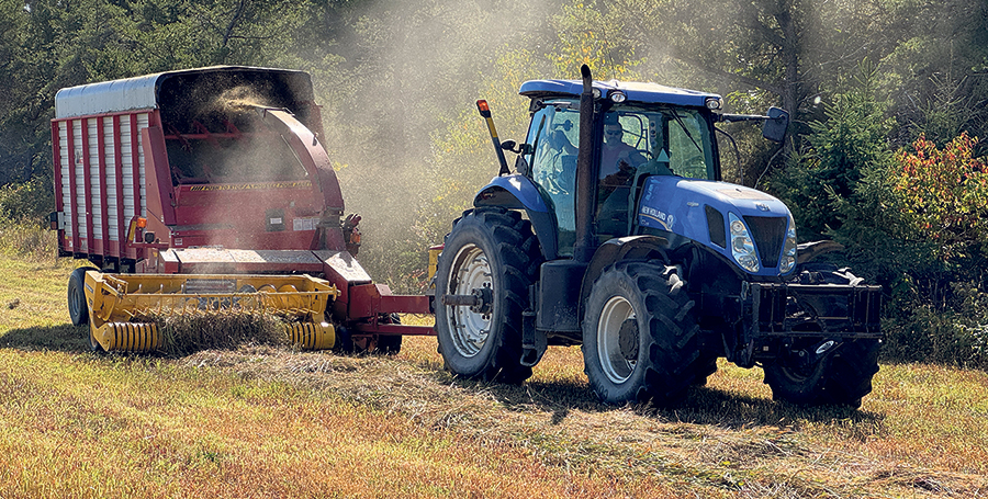 Frédéric recueille l’ensilage qui permettra de nourrir son troupeau.