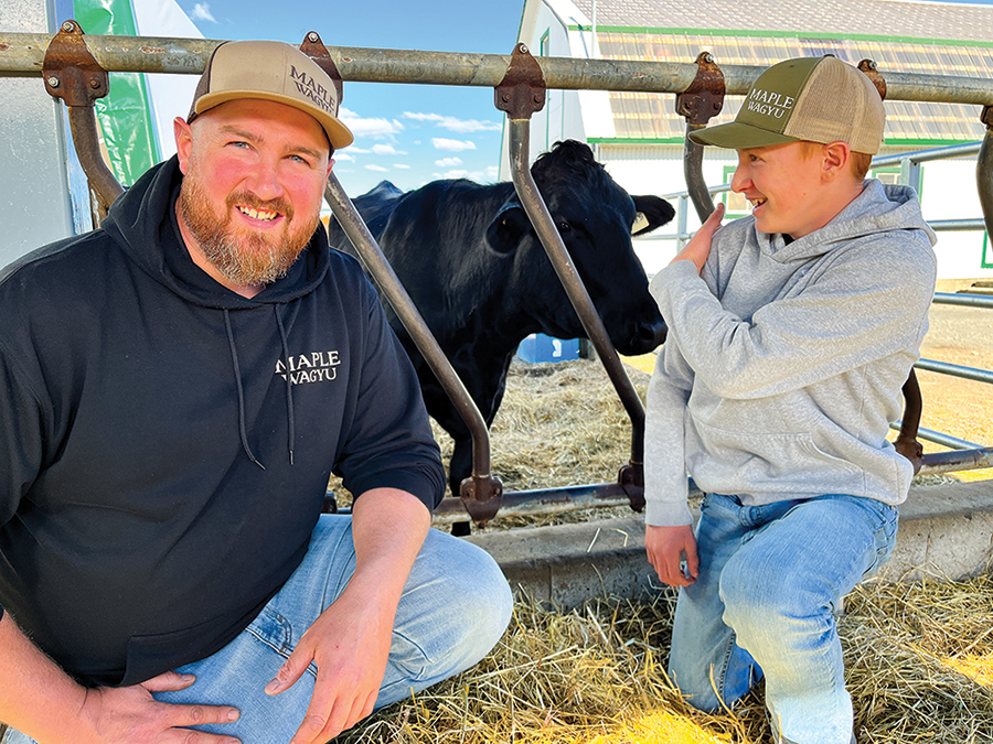 Kevin Poirier, propriétaire de Maple Wagyu, accompagné de son fils, apprécie le succès de la Balade gourmande, un événement qui lui permet de réaliser près de 60 % de ses vents en quatre jours.