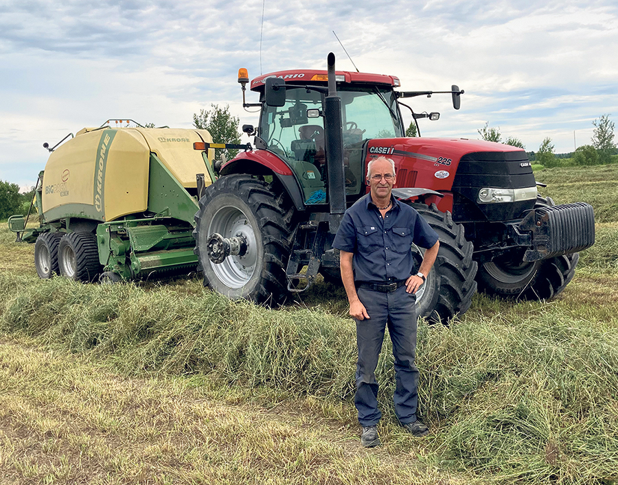 Bien qu’il ait vendu sa ferme il y a un an, Mario Théberge peut encore passer 11 heures par jour assis dans un tracteur pour aider des producteurs de sa région. Photo : Archives/TCN