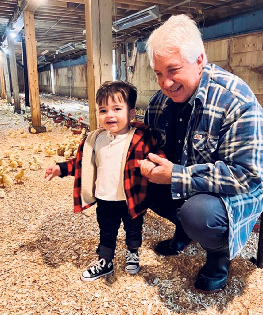 Avec 20 ans d’expérience en politique municipale, le producteur Normand Teasdale invite les agriculteurs à s’intéresser davantage aux enjeux débattus sur la scène municipale. Photo : Gracieuseté de Normand Teasdale