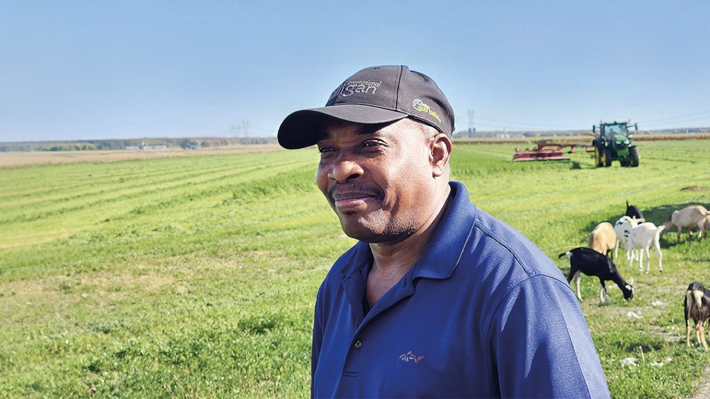L’un avait un bâtiment vide; l’autre, un rêve. Une rencontre fortuite entre le producteur agricole Rémy Côté, propriétaire de la Ferme laitière Côté, à Saint-Hyacinthe, en Montérégie, et Silus Langlois, un immigrant haïtien, a donné naissance à un projet agricole, il y a six mois. Pendant que ses 34 chèvres et sa vingtaine de moutons cherchent de quoi brouter, Silus répète combien il est reconnaissant envers son ami Rémy d’avoir accepté de lui louer ce bâtiment pour démarrer un projet un peu fou, mais qui lui permet de réaliser un rêve. Photo : Patricia Blackburn/TCN