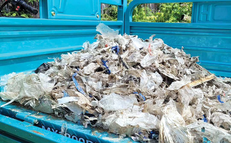 Les résidus de plastiques sont devenus un véritable problème pour le producteur céréalier Gilles Dion, qui en ramasse fréquemment dans les matières résiduelles fertilisantes qu’il épand dans ses champs. Photo : Gracieuseté de Gilles Dion