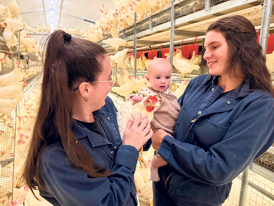 La petite Charlie, entourée de sa tante Camille et de sa mère Lauriane, prend déjà plaisir à jouer avec les poules.