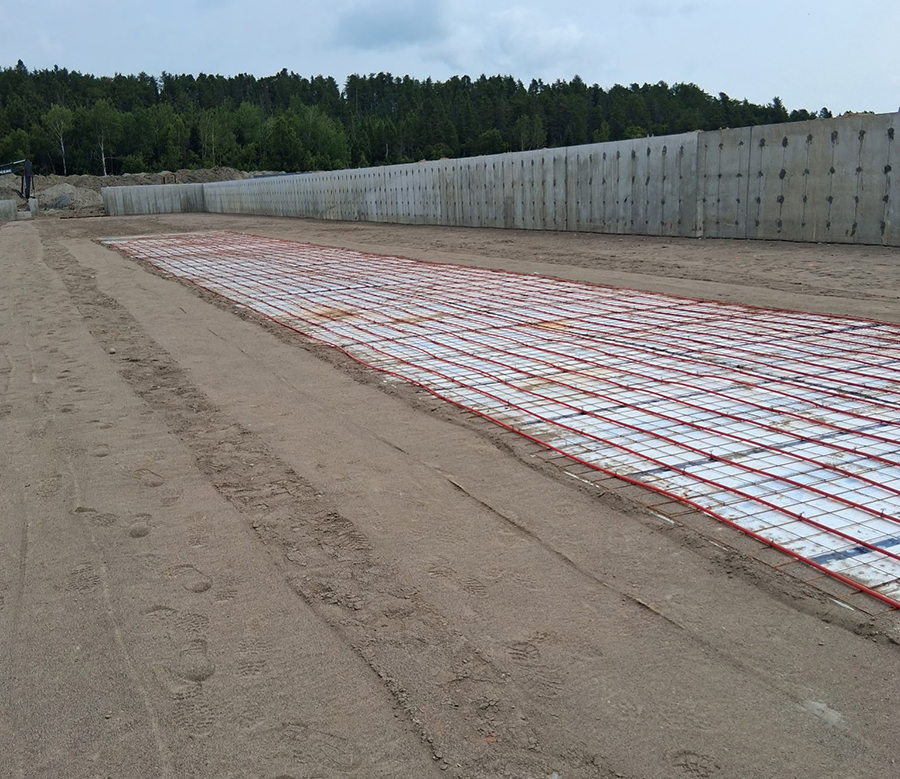 Des tuyaux remplis de glycol récupéreront la chaleur dégagée par le fumier accumulé composté, un concept que les Grenon ont implanté à partir de l’exemple d’autres producteurs québécois.