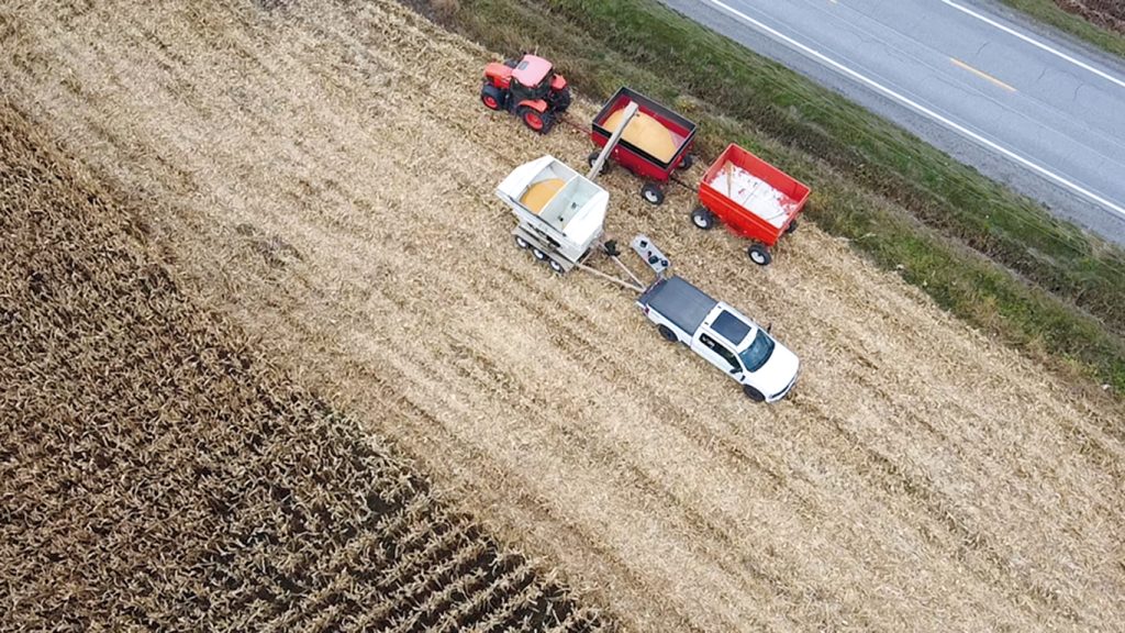 Guillaume Leblanc a parcouru 3 000 km et effectué 30 jours consécutifs de pesée dans le cadre du concours de rendement. Il remarque que les producteurs qui choisissent la stratégie d’ajouter des biostimulants ou des fongicides ou de surfertiliser n’obtiennent pas nécessairement une victoire au concours. Photo : Gracieuseté de Guillaume Leblanc