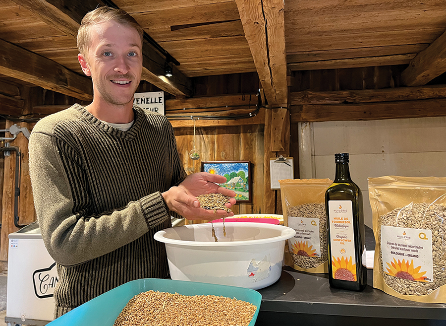 Gabriel Beauchemin est animé par le désir de « nourrir l’humain ». Il a cultivé, cette année, des tournesols (graines et huile), ainsi que, pour la première fois, des lentilles. Photo : Marie-France Létourneau