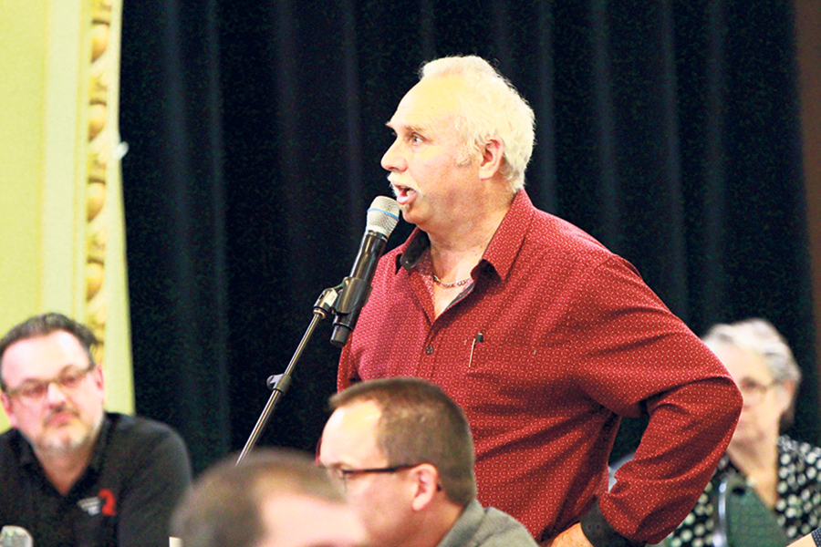 C’est en demandant un permis de reconstruction à sa municipalité, après l’effondrement du hangar à machinerie sous le poids de la neige, en janvier 2023, que Louis Hébert a découvert que sa ferme se trouve en zone inondable. Photo : Myriam Laplante El Haïli/TCN