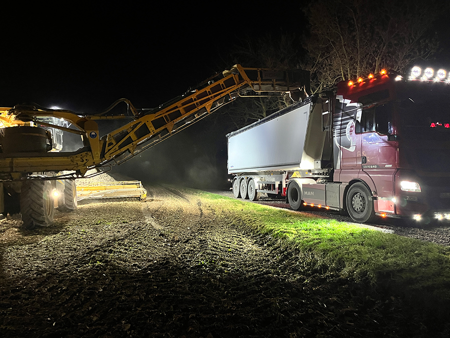 Une gigantesque machine est conçue spécialement pour déplacer rapidement les betteraves de l’andain au camion.