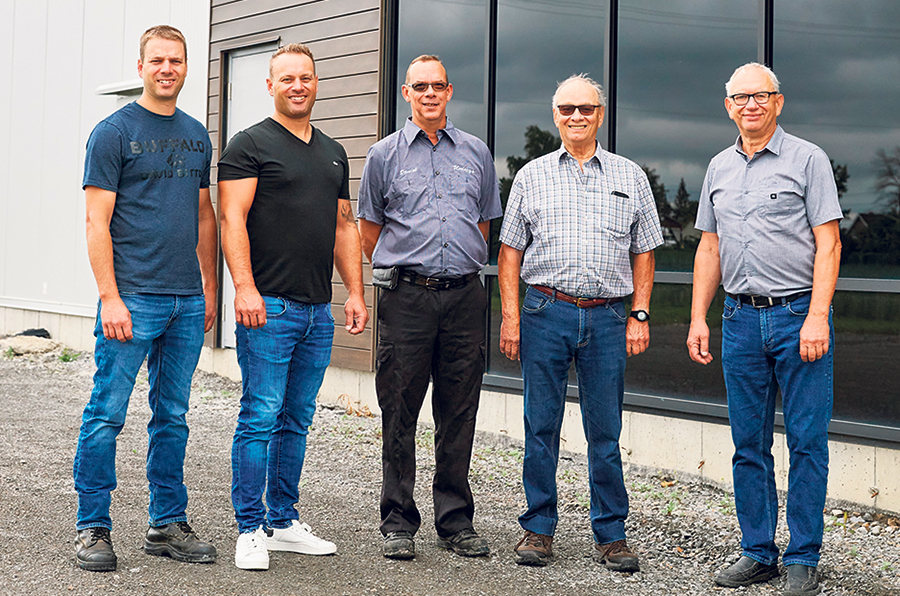 Mathieu, Alex, Daniel, Bernard et Réal Beaulieu, devant la nouvelle usine d’Unisoya, à Saint-Isidore, en Montérégie. Photo : Gracieuseté d’Unisoya