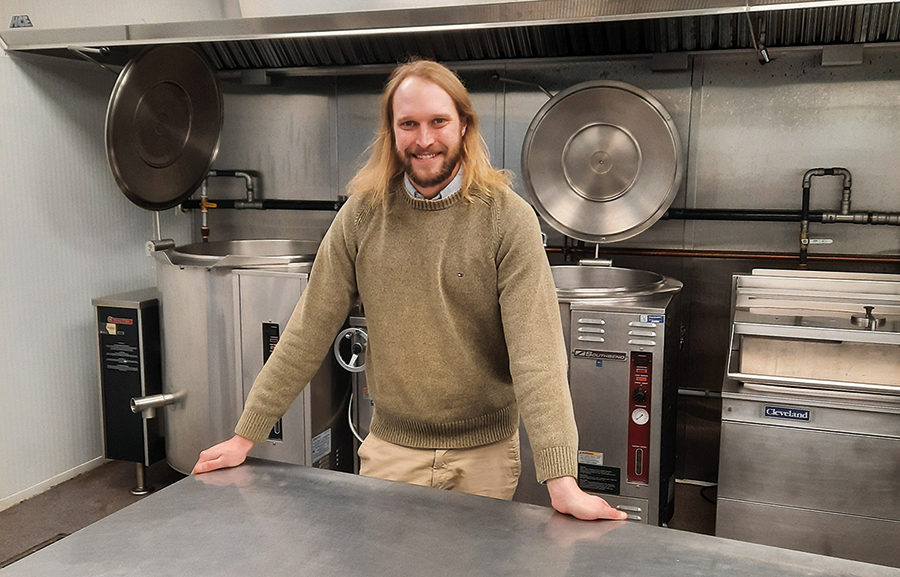 Antoine Thibault-Lepage, conseiller au développement économique, a un bureau aménagé à même La Manufacture. Photo : Gracieuseté d’Antoine Thibault-Lepage