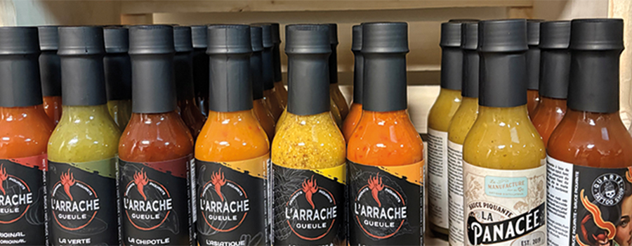 L’arrache Gueule, un fabricant de sauces piquantes à partir de piments québécois, fait partie des entreprises installées à La Manufacture. Elle y développe plusieurs collaborations avec d’autres entrepreneurs. Photo : Caroline Morneau/TCN