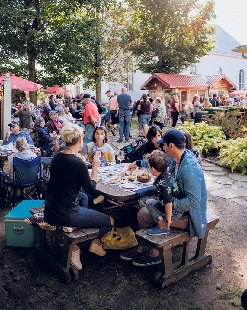 Chaque vendredi, de juillet à septembre, touristes et locaux se réunissent pour pique-niquer au cœur du village. Photo : Gracieuseté des Maximes
