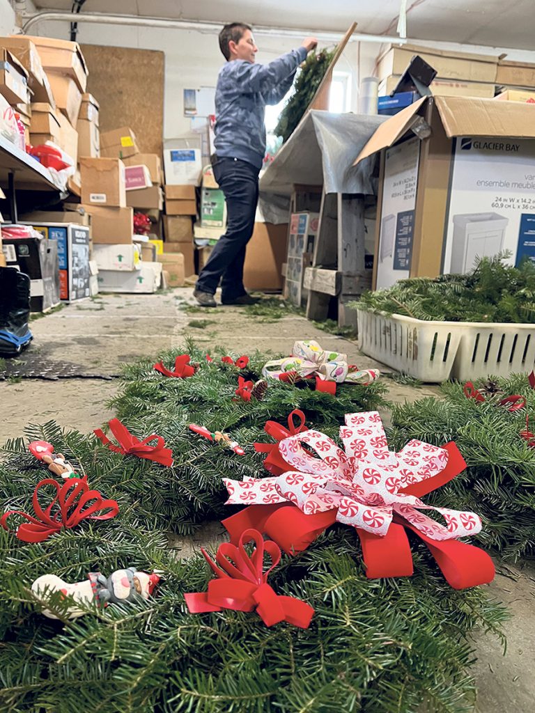 Chaque année, Louise Latendresse confectionne plus de 400 couronnes de Noël, qui trouvent rapidement preneurs.