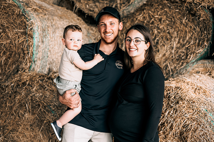William Suess Villeneuve et Andréa Maltais, de la Ferme Villoise, dont les parents sont producteurs laitiers, pratiquent l’agriculture en famille.