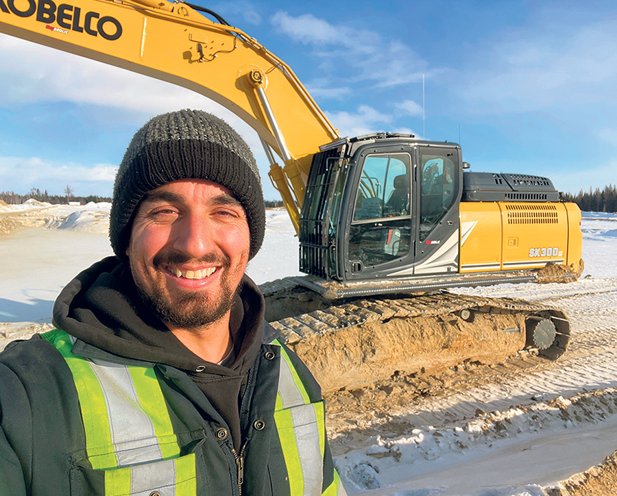 Rudy Perron prépare le terrain avec sa pelle hydraulique en attendant d’être aux commandes d’un important site de production de canneberges au nord du Lac-Saint-Jean.