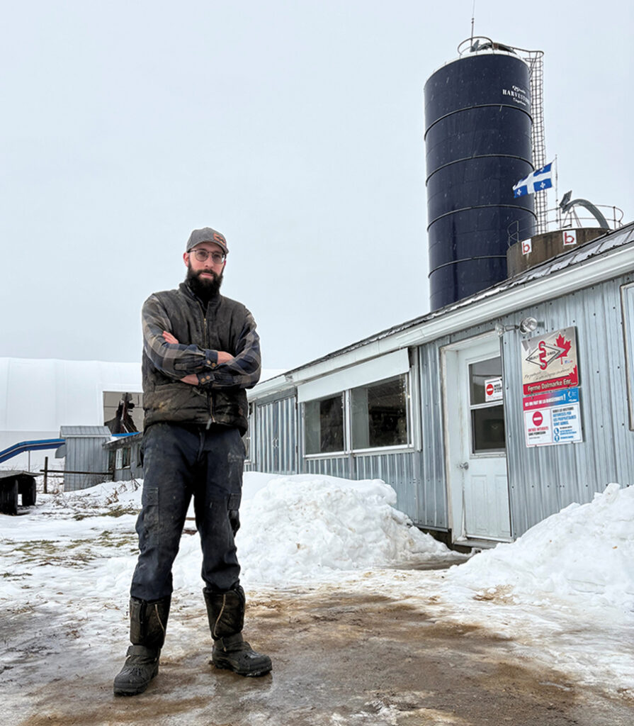 Joël Dalpé a fait construire un deuxième silo à maïs ensilage et a recommencé à en intégrer à la ration des vaches, comme le faisaient ses prédécesseurs, il y a très longtemps, avant de mettre la pratique de côté. Cette mesure toute simple a considérablement contribué à la croissance de la productivité laitière, dit-il.
