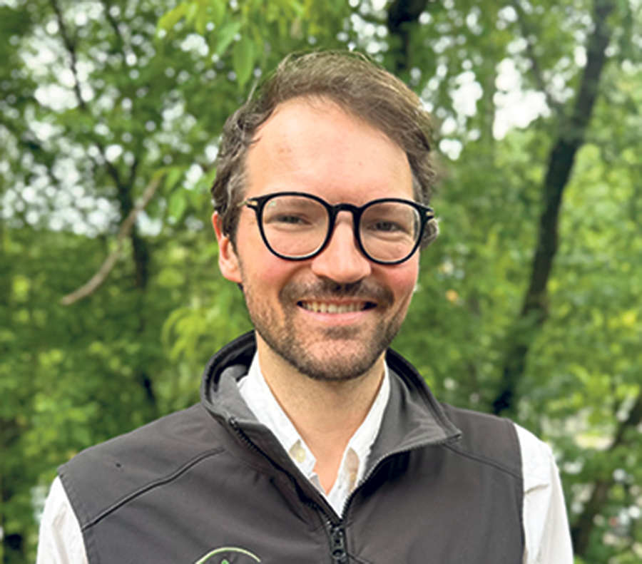 David Leroux, président et cofondateur de Circulus Agtech, explique avoir choisi de faire des tests sur des fermes laitières parce que ces producteurs cultivent généralement de grandes superficies en maïs-grain, une des cultures qui consomment le plus d’engrais de synthèse. Photo : Gracieuseté de Circulus Agtech