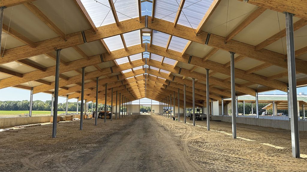 Conçus en usine sur mesure, les bâtiments agricoles en lamellé-collé peuvent être assemblés deux fois plus rapidement qu’un bâtiment conventionnel.