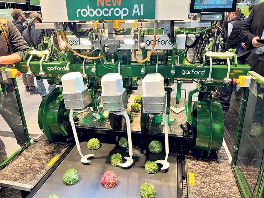 Le système de désherbage avec capteur optique Robocrop InRow Weeder.