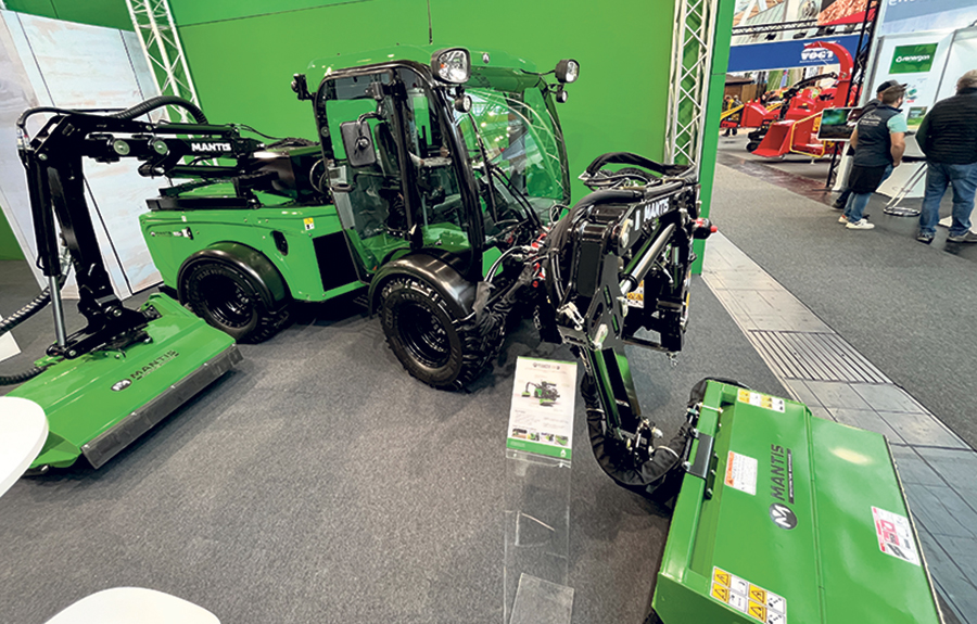 Le Mantis 130K, mû par un moteur de 130 chevaux, peut recevoir divers outils, comme une débroussailleuse à double bras, idéale selon le représentant, pour entretenir les chemins agricoles et forestiers.