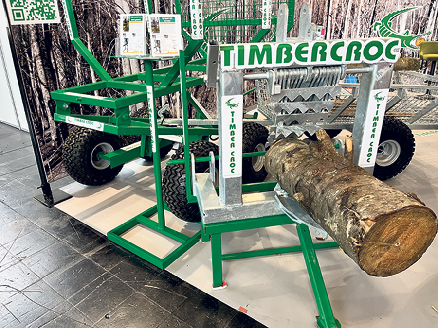 Sur le Timber Croc, le billot est maintenu simplement en place par des dents de métal, comme une mâchoire d’ours qui vient agripper la tige de bois.