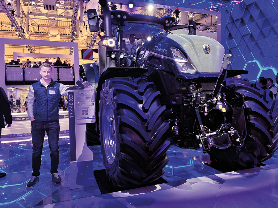 Fabriqués pour circuler à haute vitesse sur la route tout en tractant de lourdes charges, ces tracteurs de New Holland misent sur un pont avant suspendu maintenant équipé d’une suspension indépendante qui assure stabilité et maniabilité sur tous les terrains.