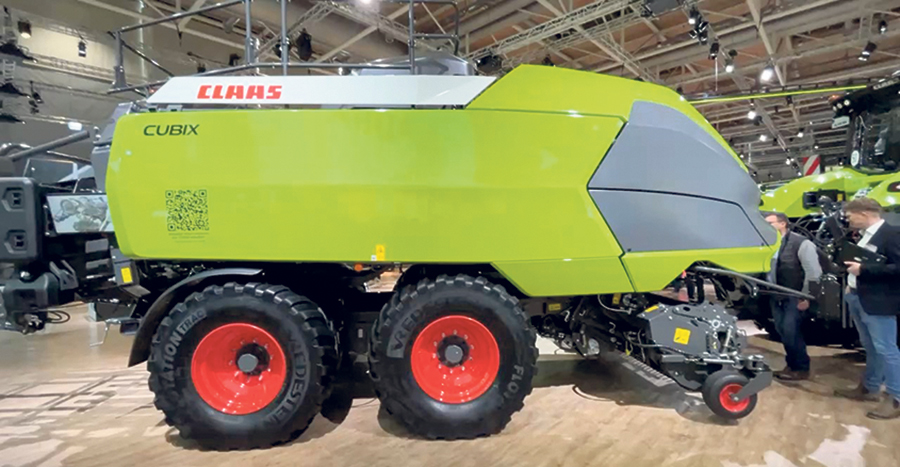 La Cubix, de Claas, est capable d’atteindre des performances de pressage allant jusqu’à 70 t/h, notamment en raison de noueurs à doubles boucles qui augmentent la densité des balles.