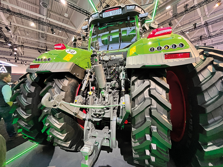 À l’arrière, les raccords du 1052 Vario, de Fendt, peuvent être équipés de coupleurs à face plate qui réduisent l’entrée d’impuretés dans le système ainsi que les fuites d’huile.