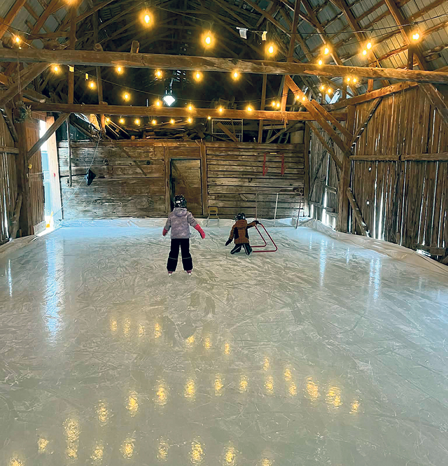 Gaétan Perron, producteur laitier de La Baie, se fait un devoir d’aménager cette patinoire pour sa conjointe et leurs deux jeunes enfants de cinq et sept ans. Photo : Gracieuseté de Christian Therrien