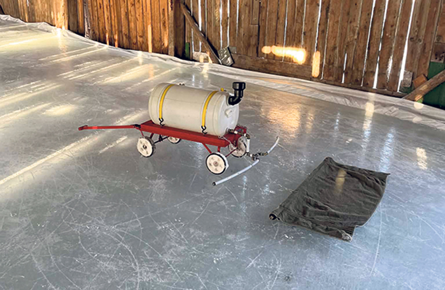 Gaétan Perron a fabriqué une « homeboni », ou Zamboni maison, pour faciliter l’entretien de sa glace. Photo : Gracieuseté de Christian Therrien