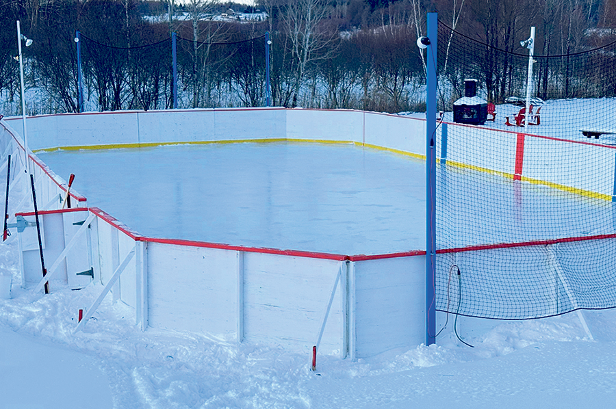 La patinoire de Charles Goulet, au Domaine Pyrus, à Brigham, n’a rien à envier aux plus belles patinoires extérieures.