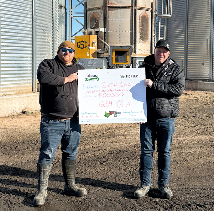 Le producteur de lait Stéphane Blanchette (à droite), propriétaire de la Ferme S.C.H., a obtenu le meilleur rendement à l’hectare dans le maïs-grain avec 18,5 t.